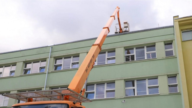 Remont dachu w brzeskiej ósemce powinien zakończyć się przed pierwszym dzwonkiem. Prace szybko posuwają się do przodu