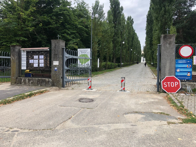 Opole: wjazd na cmentarz komunalny nie dla wszystkich. Ustawiono tam słupki