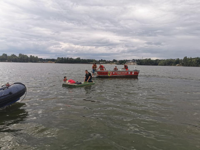 Młodzi wędkarze zbyt mocno obciążyli łódż i wpadli do Jeziora Nyskiego. Patrol zareagował szybko i nikt nie ucierpiał