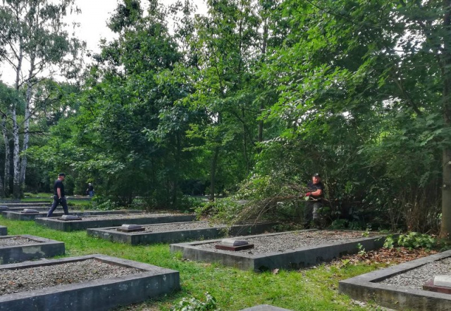 Trwa sprzątanie cmentarza żołnierzy radzieckich. Zmarłym należy się szacunek