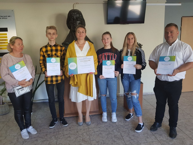 Certyfikaty NBP dla uczniów I i II Liceum Ogólnokształcącego w Opolu