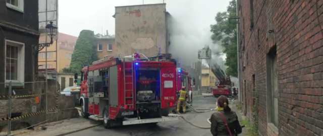 Groźny pożar mieszkania w Brzegu. Z ogniem walczyło 9 zastępów straży pożarnej