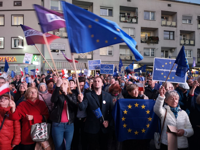 Opole zostaje w UE. Wiec poparcia dla Polski w Unii Europejskiej na placu Wolności w stolicy regionu