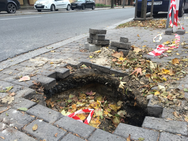 Zniszczony chodnik przy ul. Katowickiej w Opolu. Mieszkańcy pytają, kto to naprawi [INTERWENCJA]