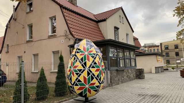Tułowicka pisanka na liście niematerialnego dziedzictwa kulturowego. Z tej okazji w mieście stanęło 2,5-metrowe jajo