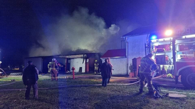 Duży pożar gospodarstwa w Grzędzinie w powiecie kędzierzyńsko-kozielskim