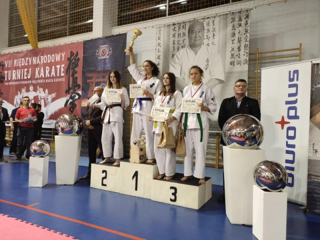 Medale karateczek z Tarnowa Opolskiego w Katowicach