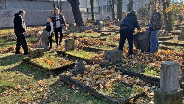 Posprzątali najstarszy polski cmentarz w Opolu. Dbanie o groby przodków to obowiązek każdego członka narodu