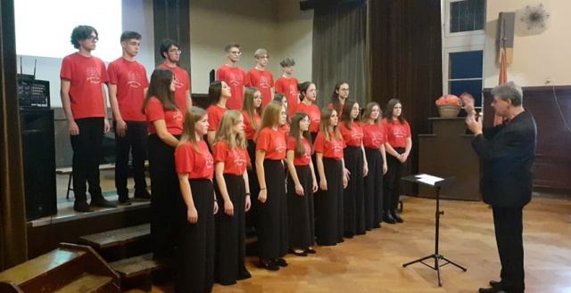 Uczta dla miłośników muzyki chóralnej w Głubczycach. W auli liceum zorganizowano koncert chóru Angelus Cantat [ZDJĘCIA]