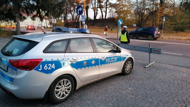 Policjanci zatrzymali pijanego kierowcę, który driftował volkswagenem na terenie dworca kolejowego w Prudniku