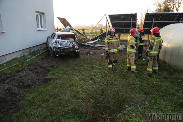 Groźny wypadek na ulicy Krapkowickiej w Opolu. Auto dachowało na posesji