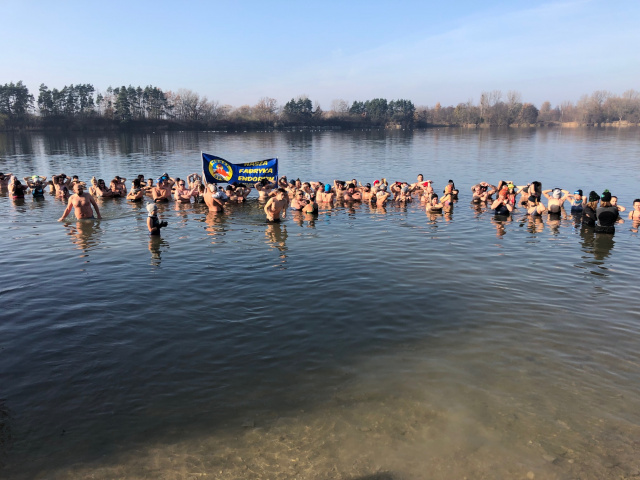 Święto Niepodległości uczcili w zimnej wodzie. Morsy Opole rozpoczęły 15. sezon