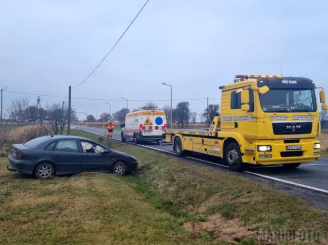 Nietrzeźwy kierowca osobówki wypadł z drogi w Jełowej