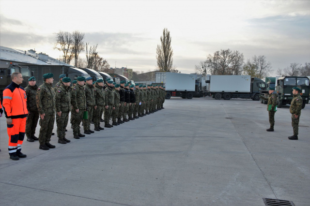 Opolscy logistycy organizują polowy punkt magazynowy na granicy polsko-białoruskiej. Uczestniczą też w akcji transportowania kontenerów dla żołnierzy