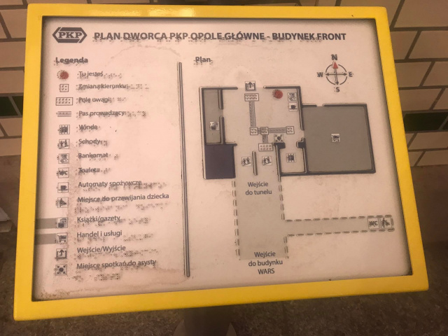 Osoby niewidome mają problem z tablicami przedstawiającymi rozkład dworca głównego w Opolu. Są brudne, mało przejrzyste i przez to trudne do odczytania