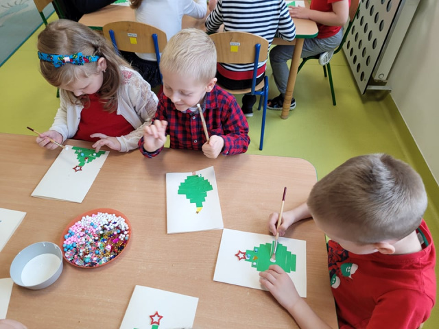 Przedszkolaki z Kędzierzyna-Koźla tworzą kartki świąteczne dla pracowników służb mundurowych
