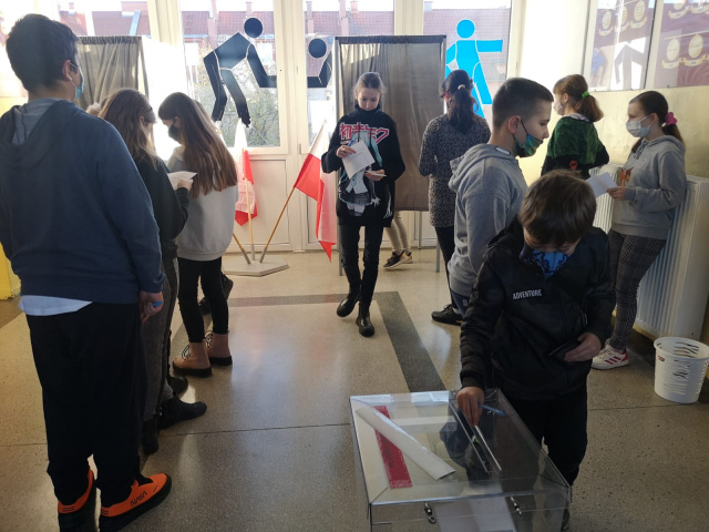 Uczniowie szkoły podstawowej nr 2 w Opolu poszli na wybory. Była prawdziwa urna, komisja wyborcza i mąż zaufania