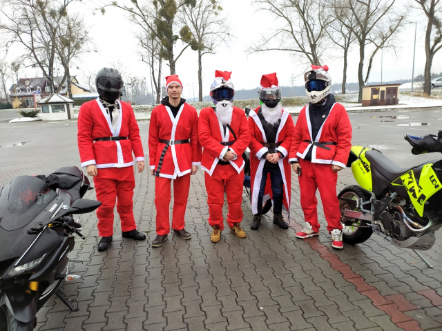 Mikołajowie na motocyklach jeździli ulicami Opola i rozdawali cukierki dzieciom. Była chwila zawahania na widok śniegu
