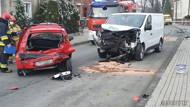 Wypadek na ul. Popiełuszki w Opolu. Bus zderzył się z osobówką