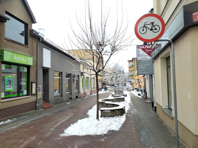 Olescy rowerzyści nie mogą jeździć deptakiem w centrum miasta. Są zgłoszenia o kolizjach i otarciach