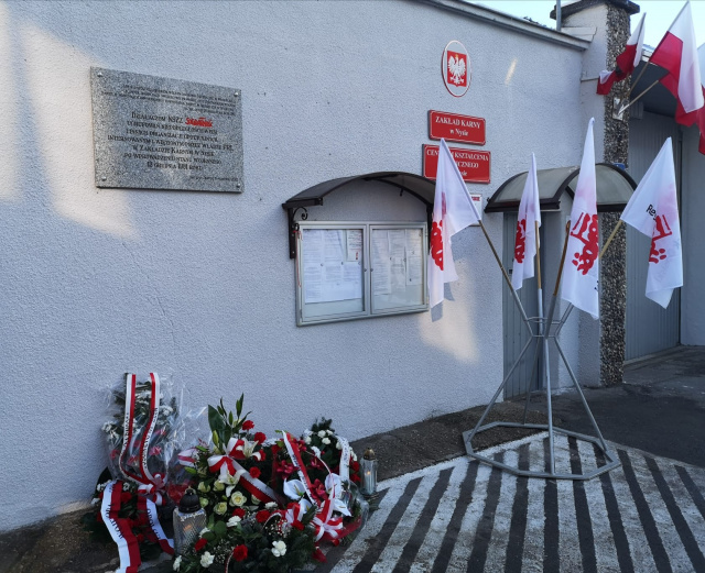 Na budynku Zakładu Karnego w Nysie umieszczono tablicę upamiętniającą internowanych działaczy niepodległościowych. Podobne zawisną również w Opolu i Strzelcach Opolskich