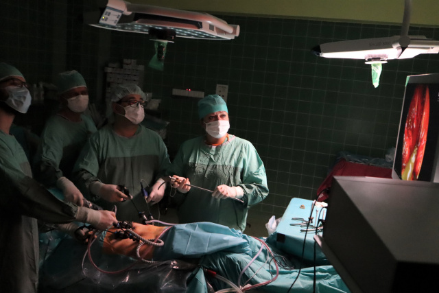 Zamiast operacji - trzy drobne nacięcia. Urolodzy z USK testują laparoskopowe usuwanie zmian nowotworowych