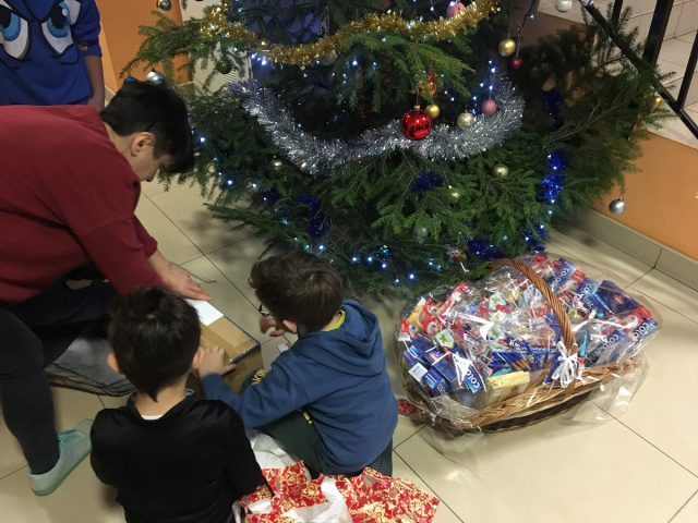 Świąteczne życzenia i upominki pod choinkę. Wojewoda opolski odwiedził dzieci z Domu Dziecka w Chmielowicach