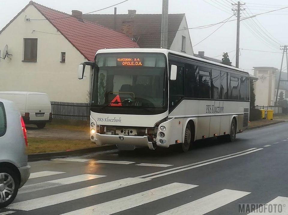 Alkohol przyczyną kolizji samochodu osobowego z autobusem na DK 45 w Jełowej. [fot.Mario]