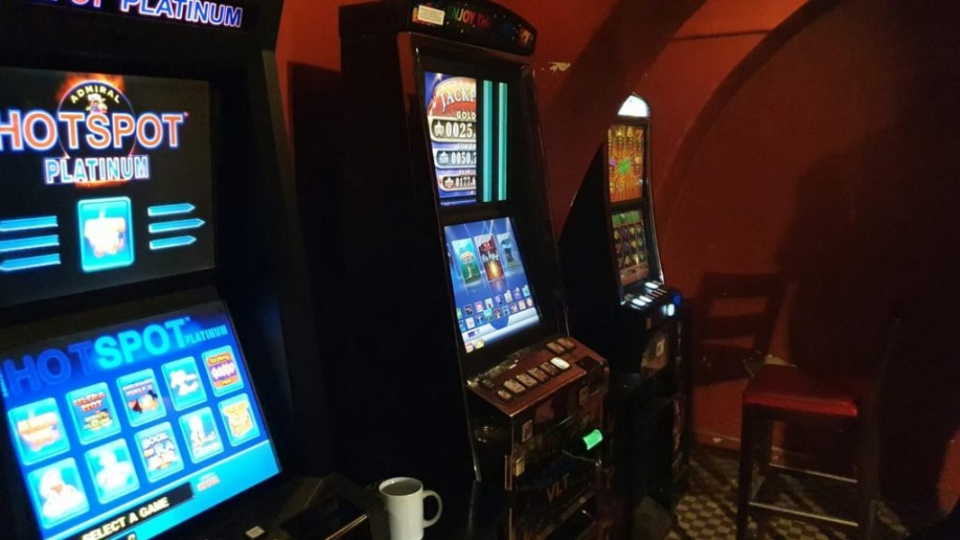 Opolscy funkcjonariusze KAS ujawnili 10 nielegalnych automatów do gier hazardowych. W sumie ubiegłym roku zatrzymali 240 takich urządzeń [fot. KAS Opole]