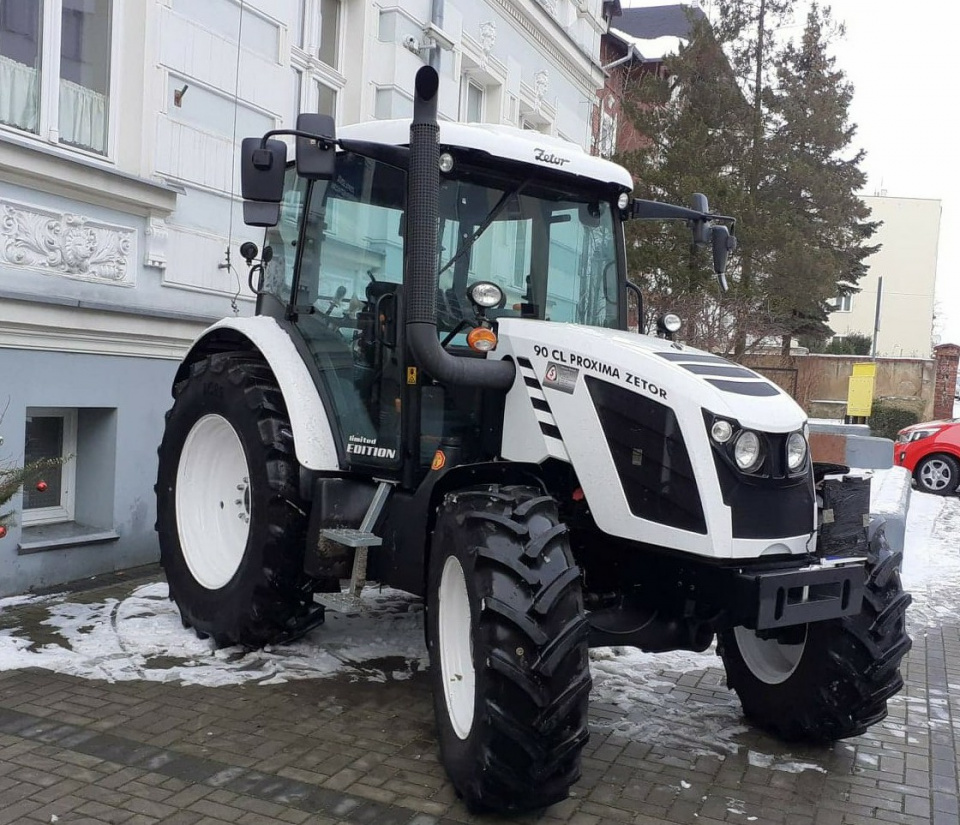Zespół Szkół Centrum Kształcenia Rolniczego w Głubczycach zakupił nową pomoc naukową – to nowoczesny traktor firmy Zetor - [fot: Grzegorz Frankowski]