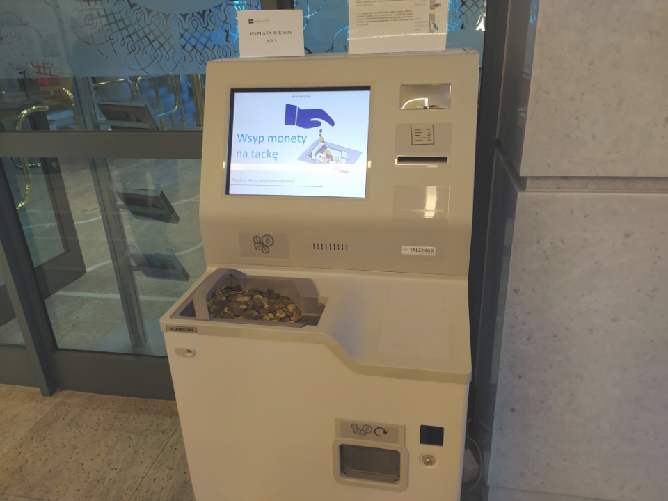 Maszyna przyjmująca drobne monety w NBP [fot. Witold Wośtak]