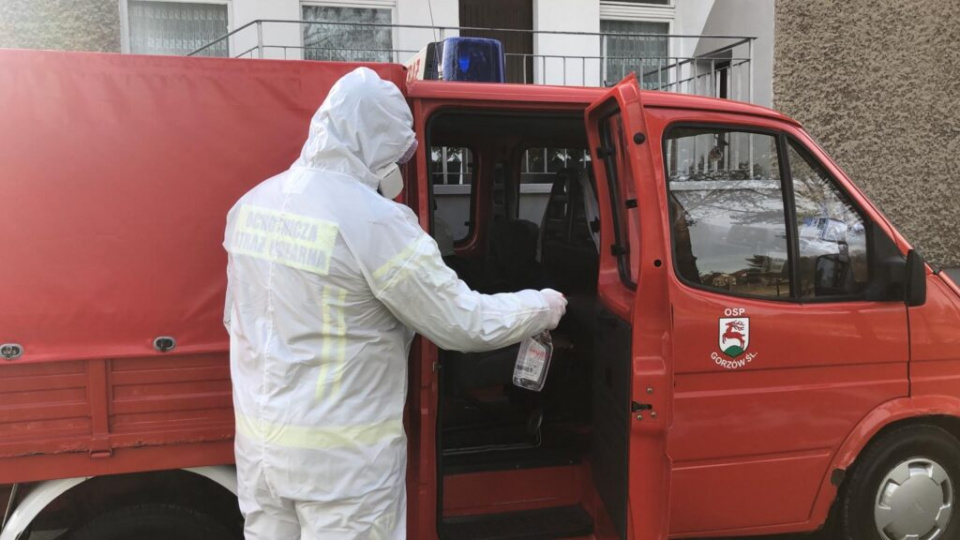 Strażacy ochotnicy z Gorzowa Śląskiego pomagają w transporcie pacjentów na szczepienia przeciw COVID-19 [fot. OSP Gorzów Śląski]
