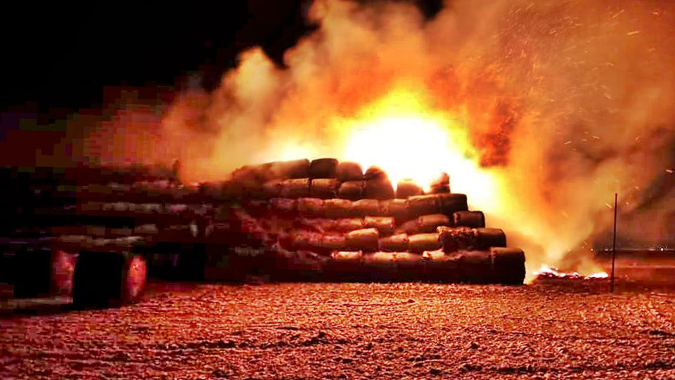 Pożar sterty słomy między Korzękwicami a Radzikowicami [fot. OSP Pakosławice]
