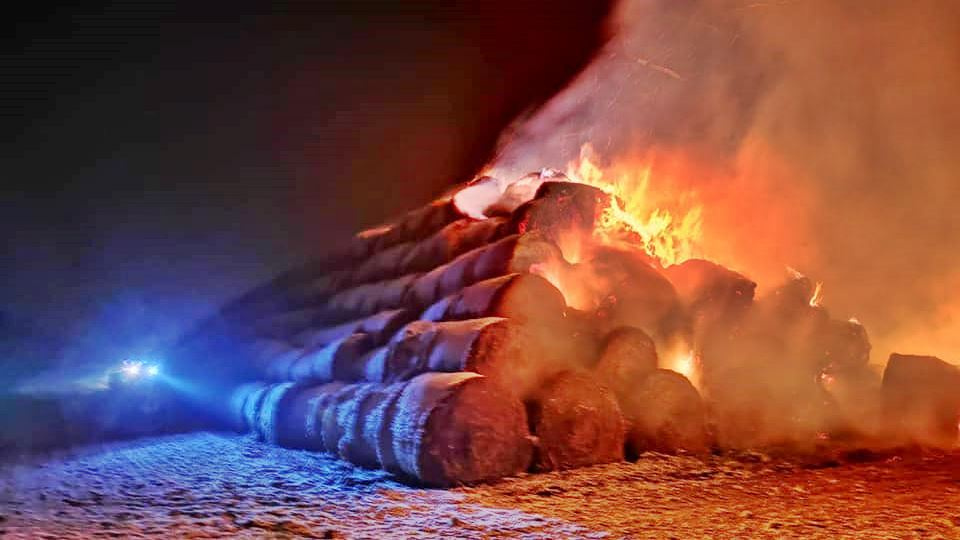 Pożar sterty słomy między Korzękwicami a Radzikowicami [fot. OSP Pakosławice]