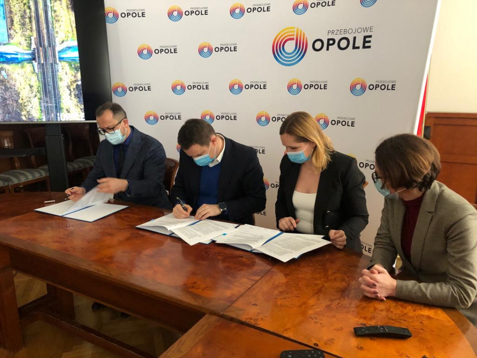 Podpisanie umowy na projekt ulicy Krapkowickiej w Opolu [fot.M.Matuszkiewicz]