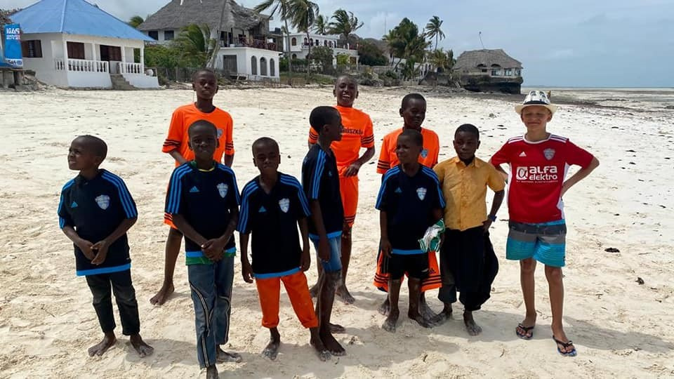 Dzieci z Zanzibaru w koszulkach Pomologii Prószków [fot. facebook klubu]