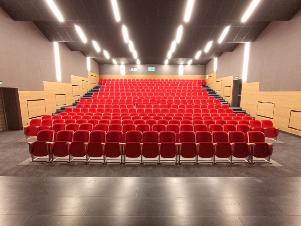 Wyremontowana sala koncertowo-kinowa w Dobrodzieńskim Ośrodku Kultury i Sportu [fot. archiwum DOKiS]