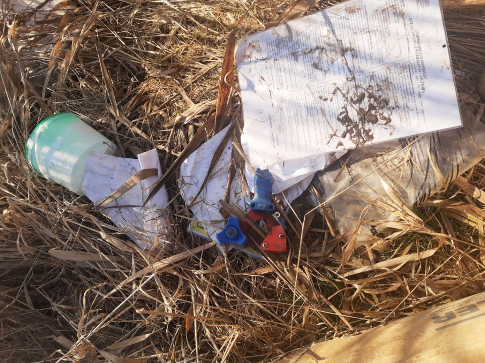 Śmieci na polach w okolicy Kuniowa [fot. Katarzyna Mamzer]