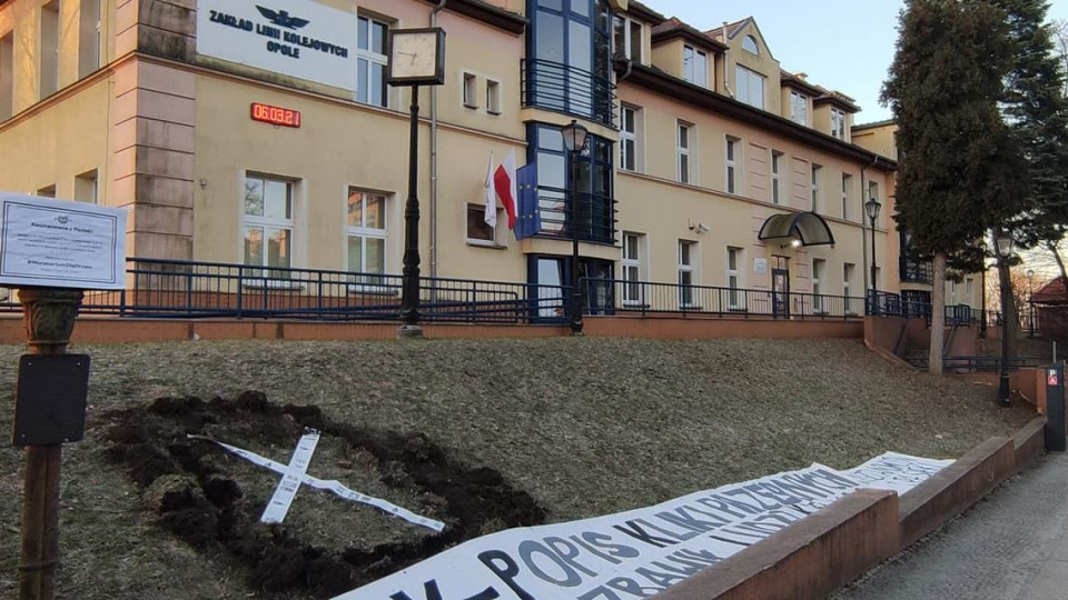 Plakaty rozwieszone przed siedzibą Zakładu Linii Kolejowych w Opolu [fot. Extinction Rebellion]