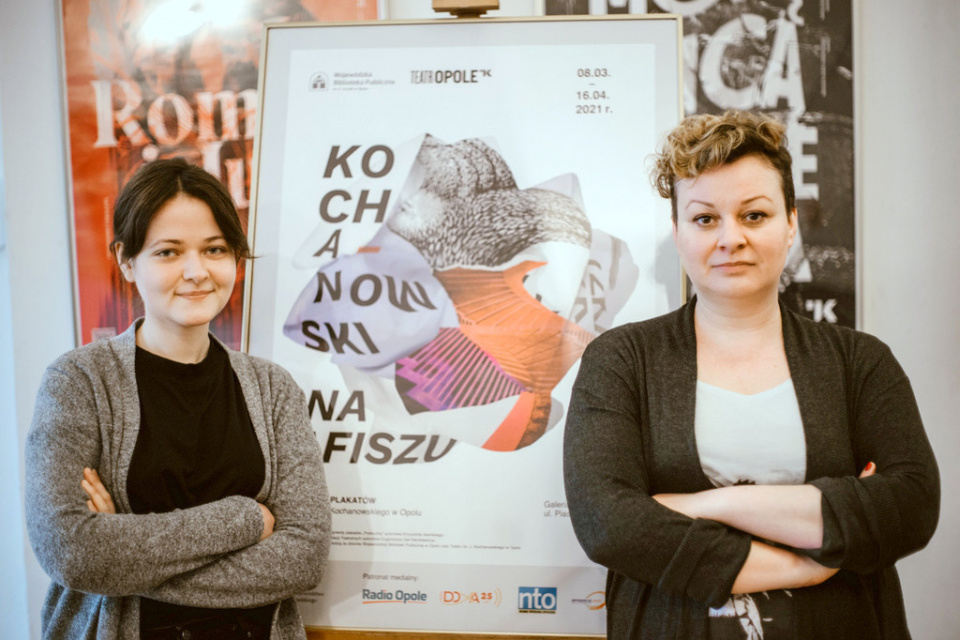 Od lewej: Nataliia Nosova – autorka plakatu i Monika Ostrowska [fot Krzysztof Jabłoński WBP]
