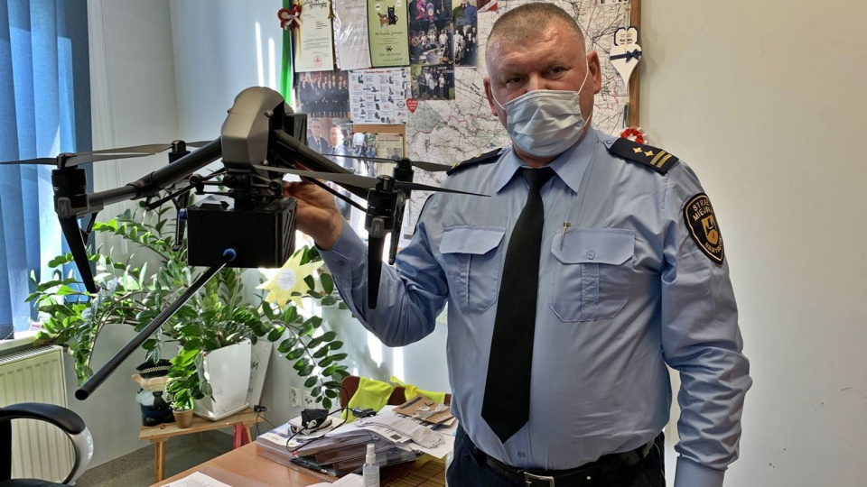 Komendant straży miejskiej w Namysłowie Krzysztof Jankowiak będzie pierwszym pilotem drona badającego jakość powietrza [fot. Daniel Klimczak]