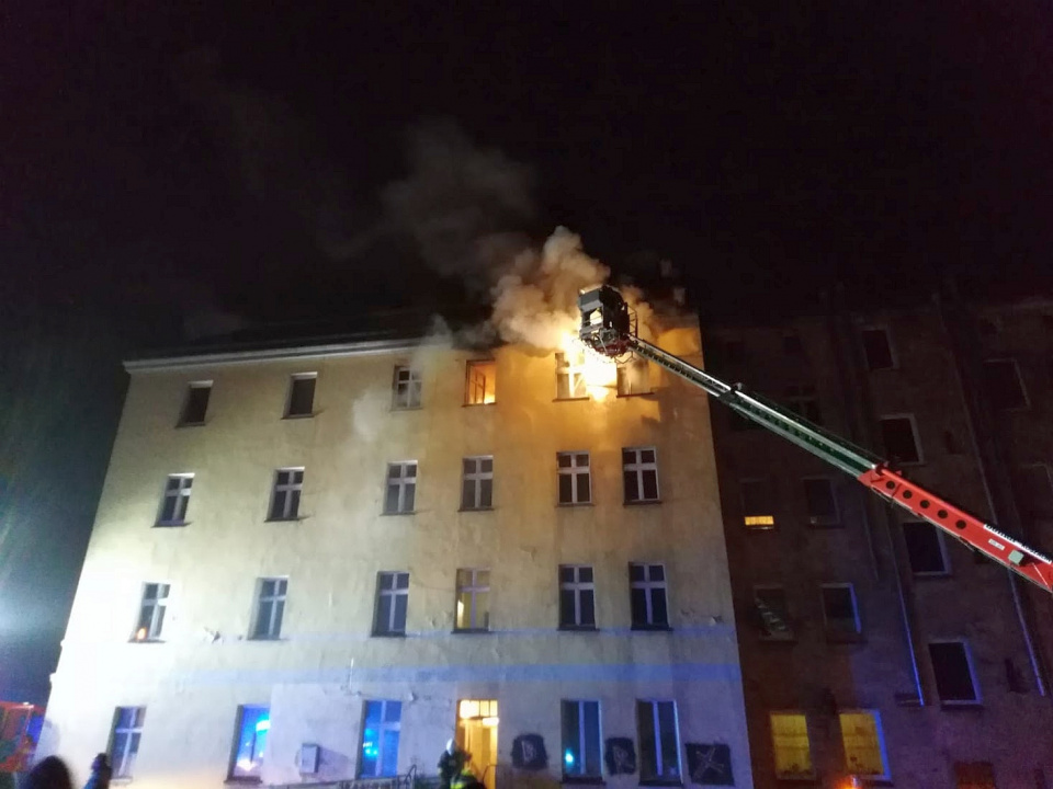 Pożar budynku przy ul. Chrobrego w Prudniku [fot. Wojtek/prostozopolskiego.pl]