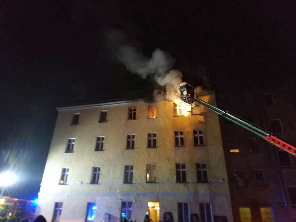 Pożar budynku przy ul. Chrobrego w Prudniku [fot. Wojtek/prostozopolskiego.pl]