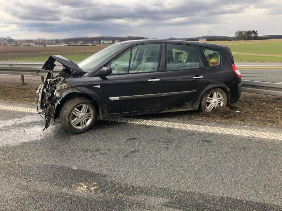 Samochód osobowy uderzył w bariery na A4. Korki na 5 kilometrów w kierunku Katowic [fot. PSP Krapkowice]