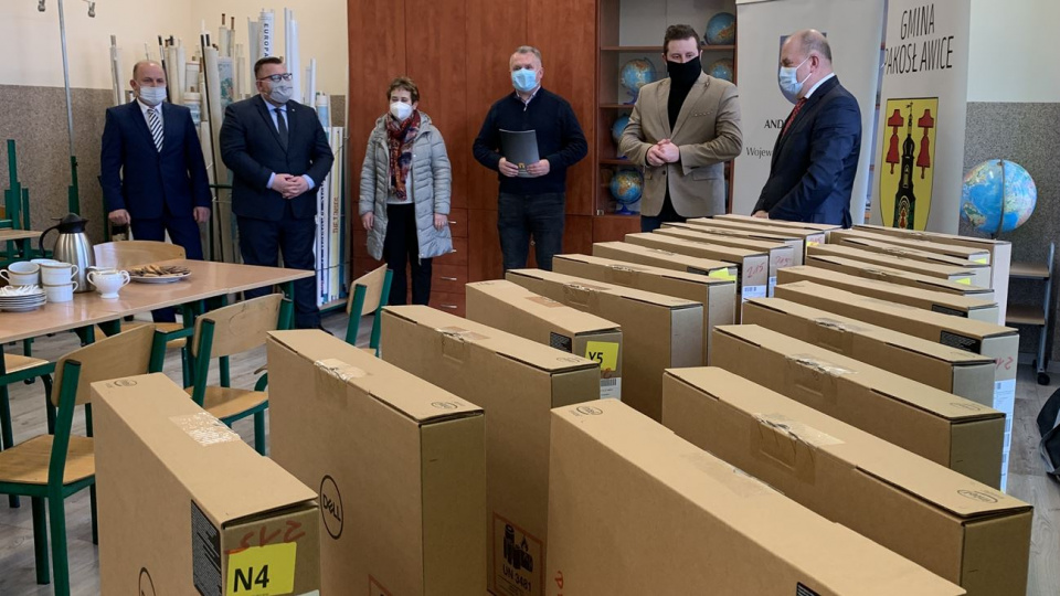 Laptopy od urzędu marszałkowskiego trafiły do szkół w gminie Pakosławice [fot. Daniel Klimczak]