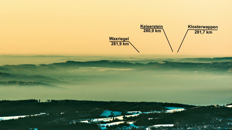 Szczyty masywu Schneeberga widoczne ze Śnieżnika [fot. Artur Robak]