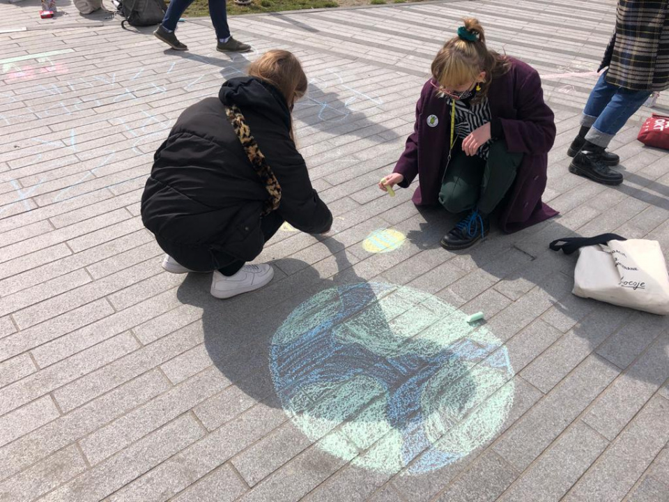 Akcja malowania na placu Wolności zorganizowana przez Młodzieżowy Strajk Klimatyczny w Opolu [fot.M.Matuszkiewicz]