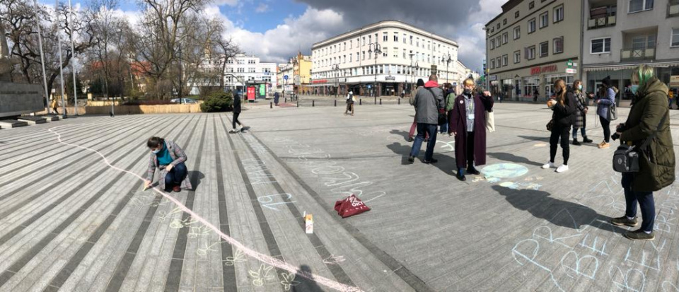 Akcja malowania na placu Wolności zorganizowana przez Młodzieżowy Strajk Klimatyczny w Opolu [fot.M.Matuszkiewicz]