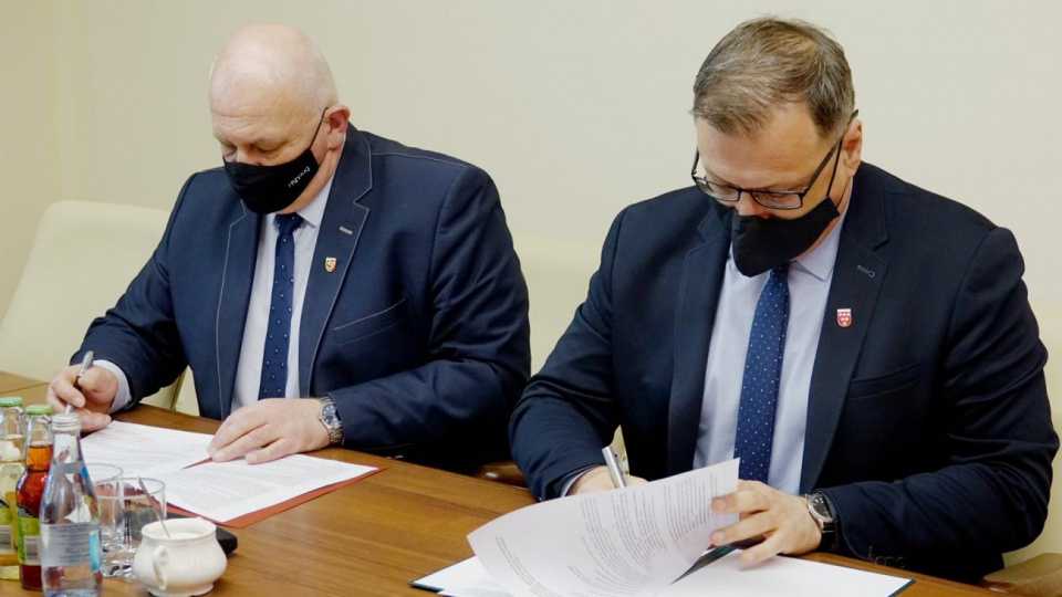 Gmina i powiat podpisały umowę o współpracy przy realizacji inwestycji [fot. Starostwo Powiatowe Nysa]