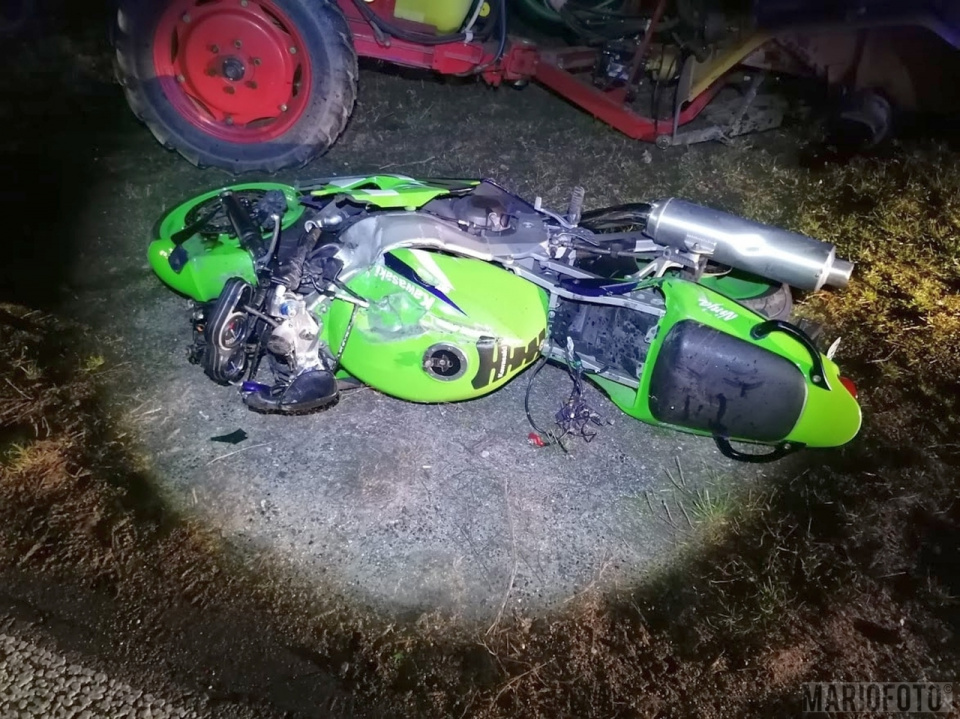 Zderzenie ciągnika rolniczego z motocyklem w Obórkach [fot. Mario]
